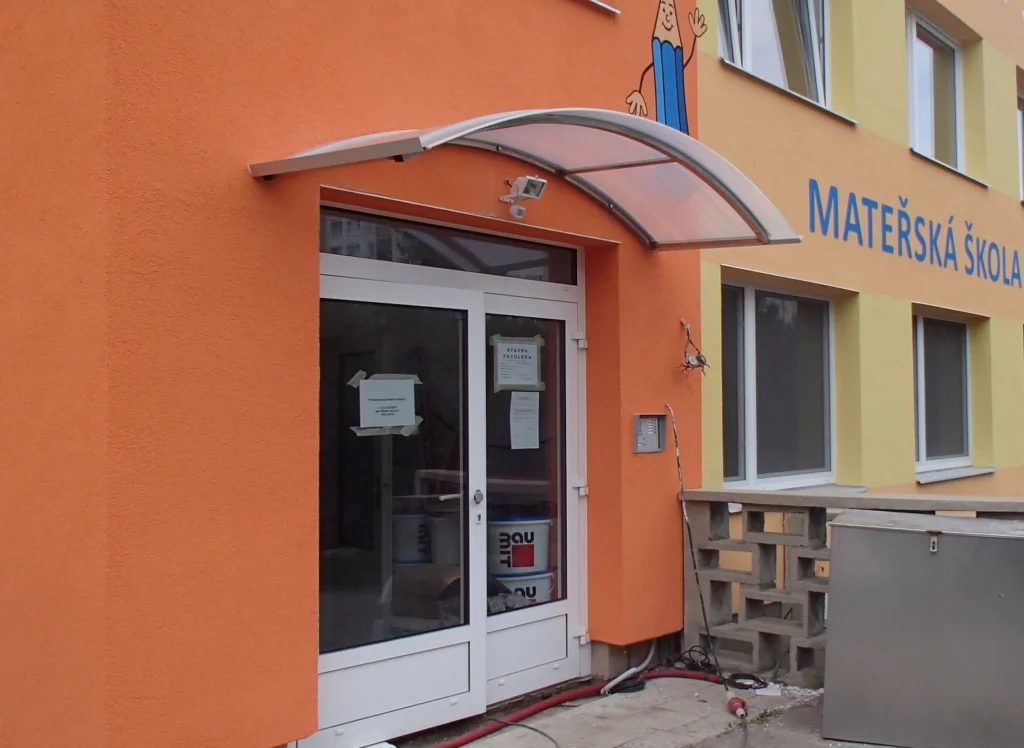 Polykarbonátové zastřešení vchodu